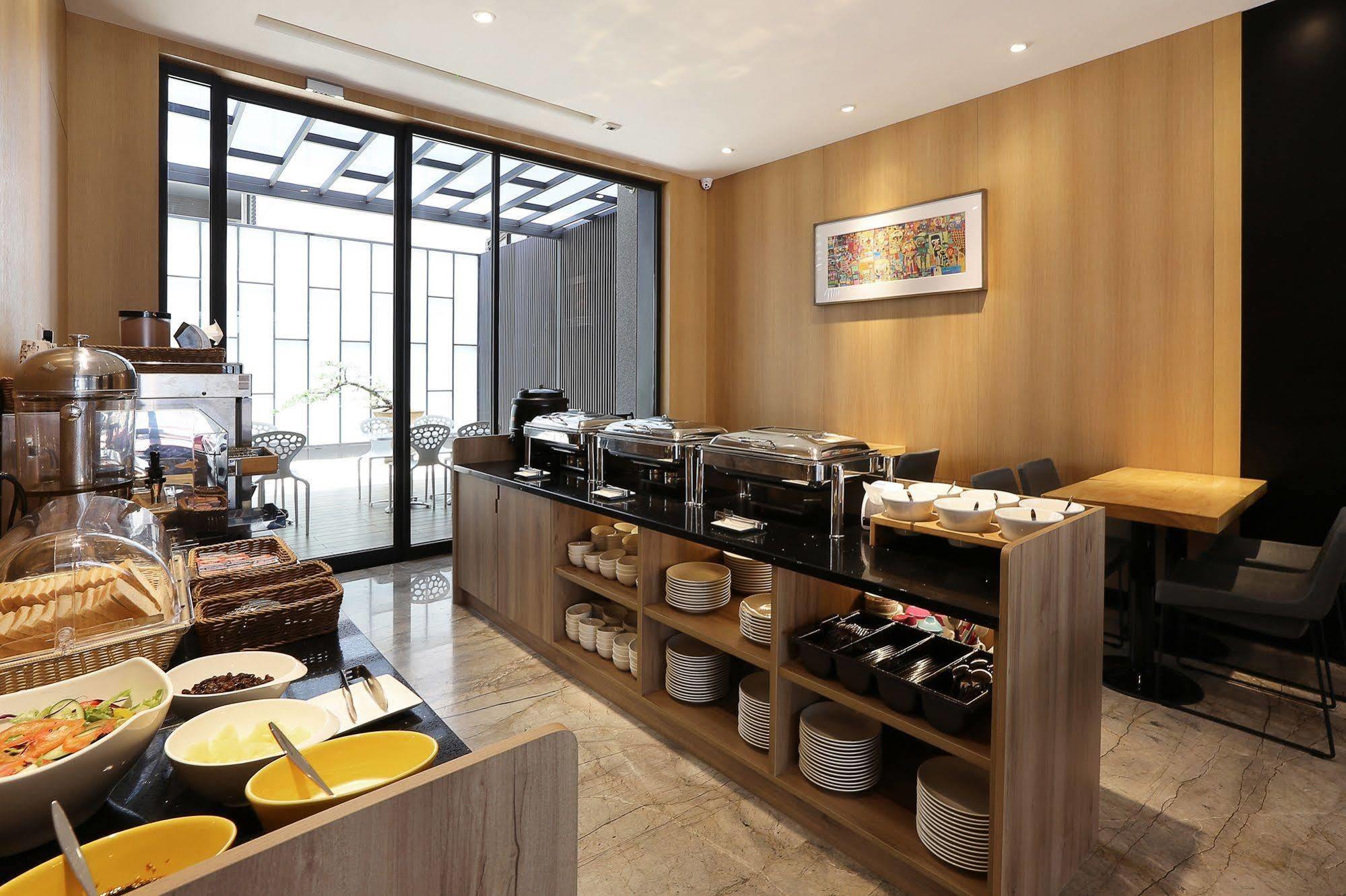 Miller Inn Taichung Bagian luar foto